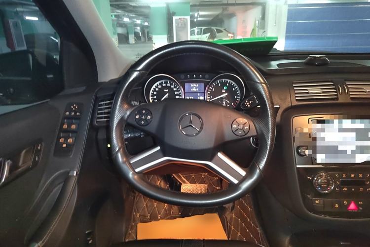Used Mercedes-Benz R-Class 2017 R 320 4MATIC Luxury Collection Edition Steering Wheel