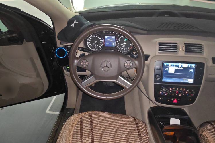 Used Mercedes-Benz R-Class 2017 R 320 4MATIC Business Edition Prestige Model Steering Wheel