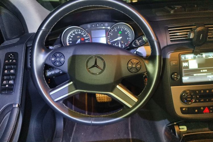 Used Mercedes-Benz R-Class 2017 R 320 4MATIC Business Edition Prestige Model Steering Wheel
