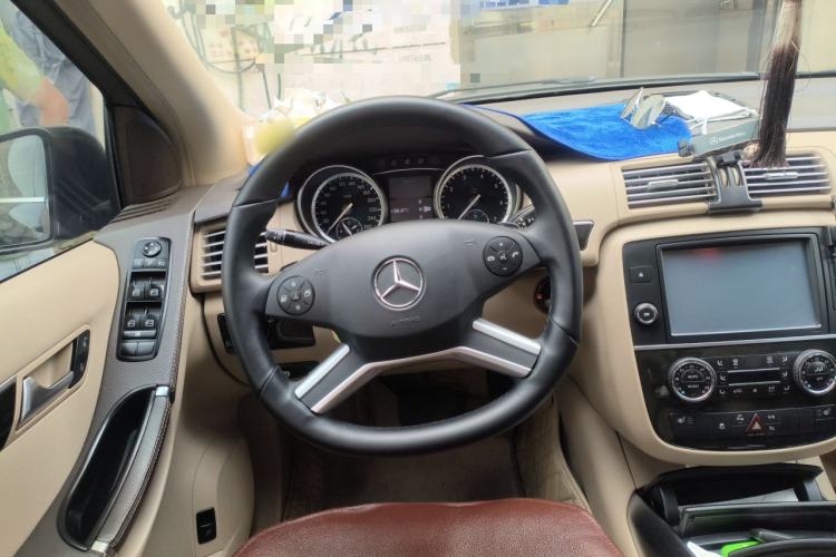 Used Mercedes-Benz R-Class 2017 R 320 4MATIC Luxury Collection Edition Steering Wheel