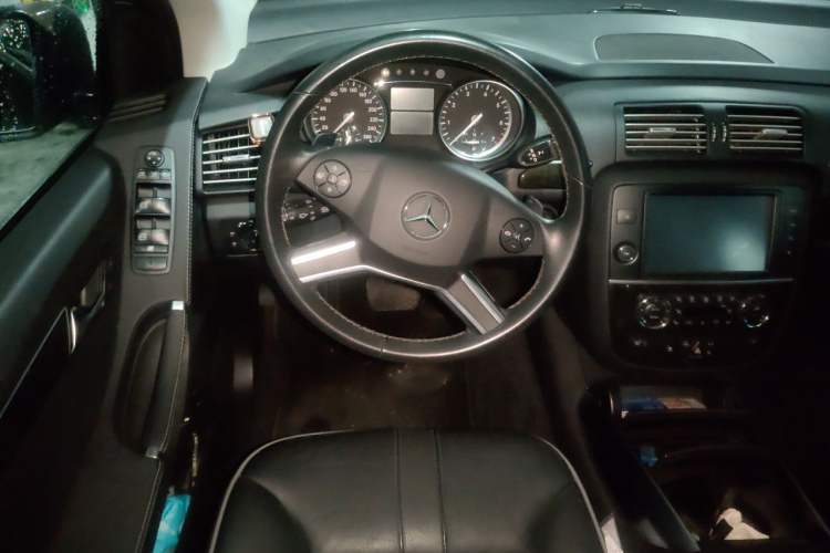 Used Mercedes-Benz R-Class 2017 R 320 4MATIC Business Edition Prestige Model Steering Wheel