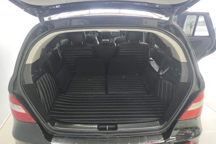 Used Mercedes-Benz R-Class 2017 R 320 4MATIC Business Edition Prestige Model Trunk