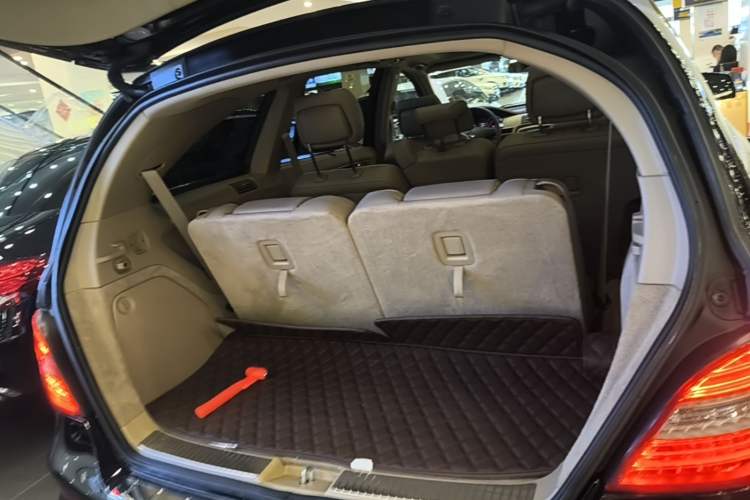 Used Mercedes-Benz R-Class 2017 R 320 4MATIC Business Edition Prestige Model Trunk
