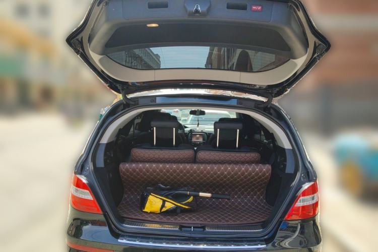 Used Mercedes-Benz R-Class 2017 R 320 4MATIC Luxury Collection Edition Trunk