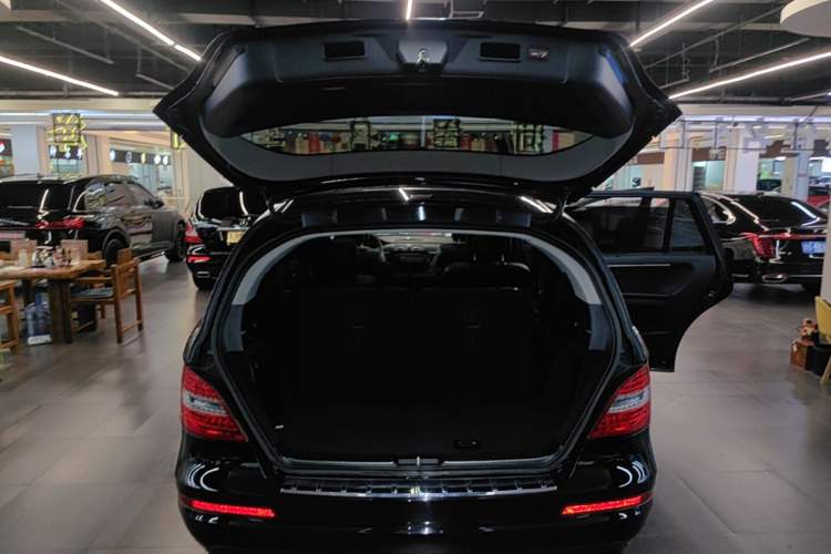 Used Mercedes-Benz R-Class 2017 R 320 4MATIC Business Edition Prestige Model Trunk