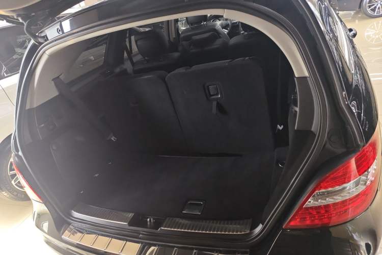 Used Mercedes-Benz R-Class 2017 R 320 4MATIC Business Edition Prestige Model Trunk