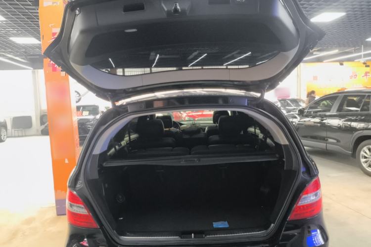 Used Mercedes-Benz R-Class 2017 R 320 4MATIC Business Edition Prestige Model Trunk