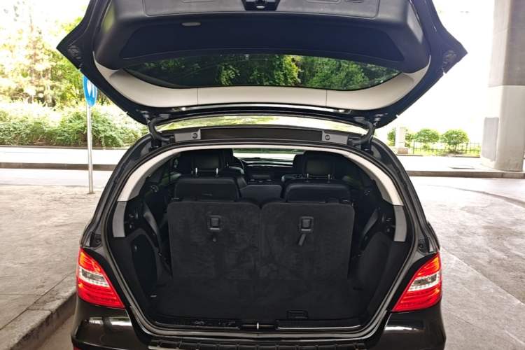 Used Mercedes-Benz R-Class 2017 R 320 4MATIC Business Edition Prestige Model Trunk