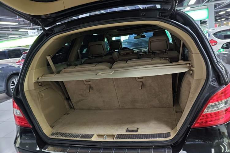 Used Mercedes-Benz R-Class 2017 R 320 4MATIC Business Edition Prestige Model Trunk