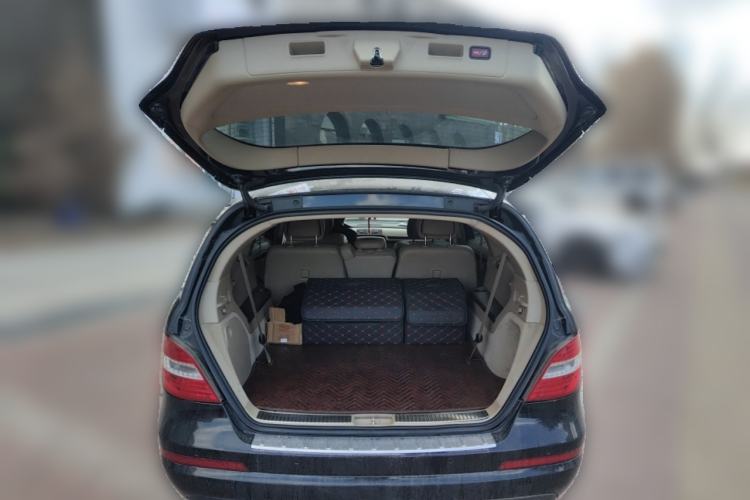 Used Mercedes-Benz R-Class 2017 R 320 4MATIC Business Edition Prestige Model Trunk