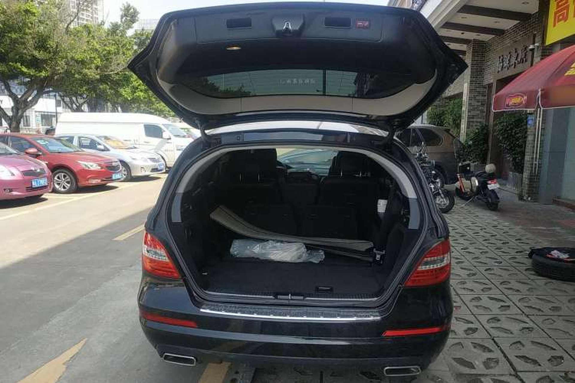 Used Mercedes-Benz R-Class 2017 R 320 4MATIC Business Edition Prestige Model Trunk