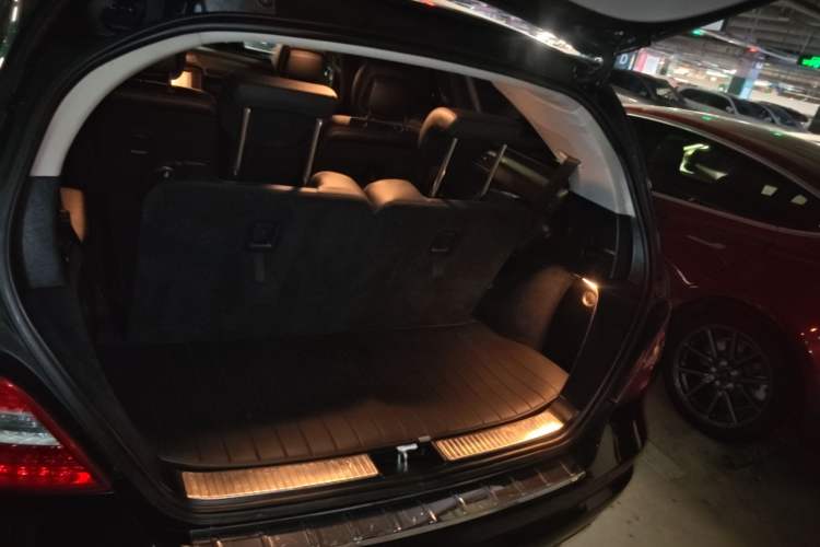 Used Mercedes-Benz R-Class 2017 R 320 4MATIC Business Edition Prestige Model Trunk