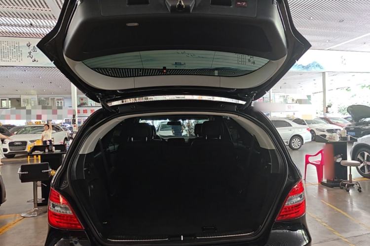 Used Mercedes-Benz R-Class 2017 R 320 4MATIC Business Edition Prestige Model Trunk