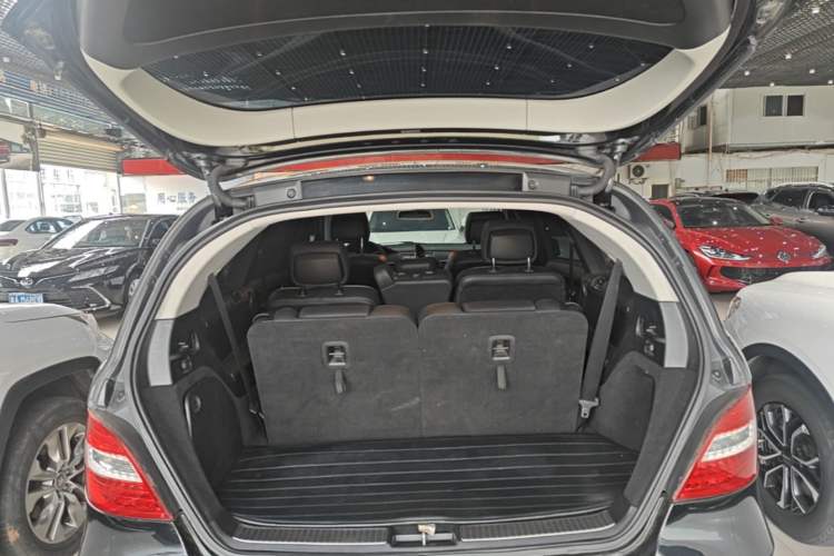Used Mercedes-Benz R-Class 2017 R 320 4MATIC Business Edition Prestige Model Trunk