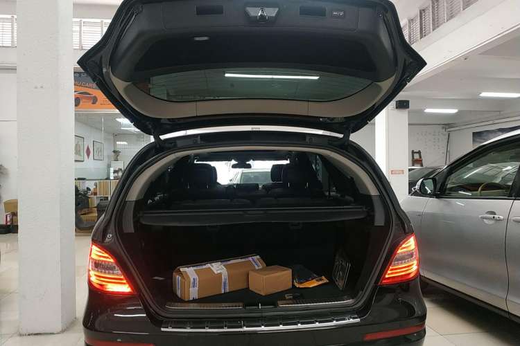 Used Mercedes-Benz R-Class 2017 R 320 4MATIC Business Edition Prestige Model Trunk
