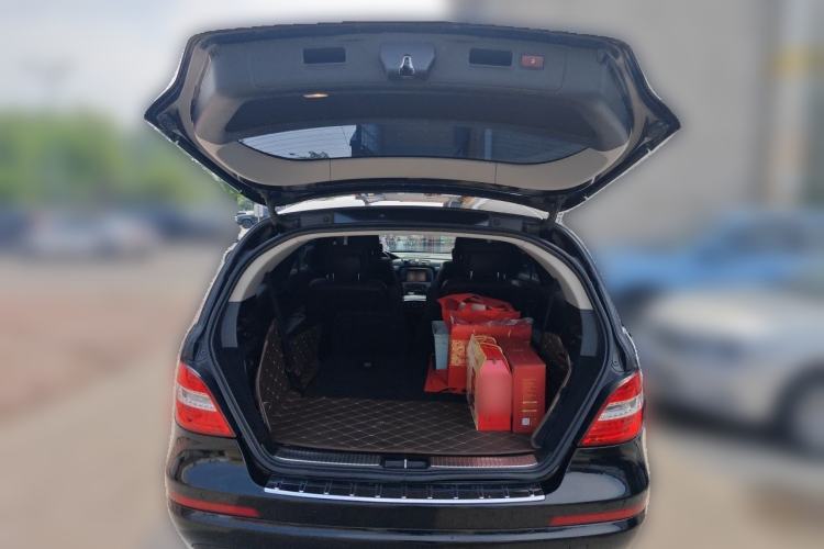Used Mercedes-Benz R-Class 2017 R 320 4MATIC Business Edition Prestige Model Trunk