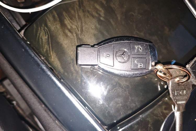 Used Mercedes-Benz R-Class 2017 R 400 4MATIC Exclusive Edition Vehicle Key