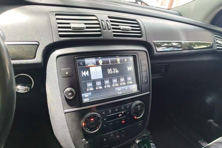 Used Mercedes-Benz R-Class 2017 R 320 4MATIC Business Edition Prestige Model Audio And AC Panel
