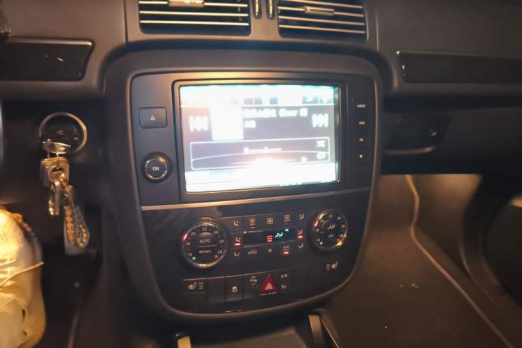 Used Mercedes-Benz R-Class 2017 R 320 4MATIC Business Edition Prestige Model Audio And AC Panel