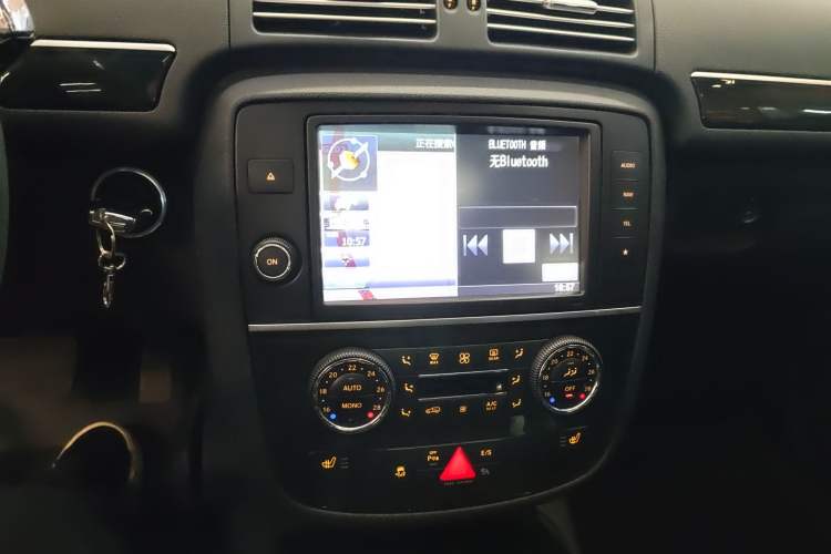 Used Mercedes-Benz R-Class 2017 R 320 4MATIC Business Edition Prestige Model Audio And AC Panel
