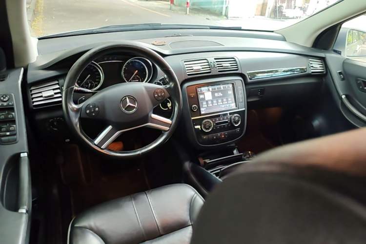 Used Mercedes-Benz R-Class 2017 R 320 4MATIC Business Edition Prestige Model Center Console