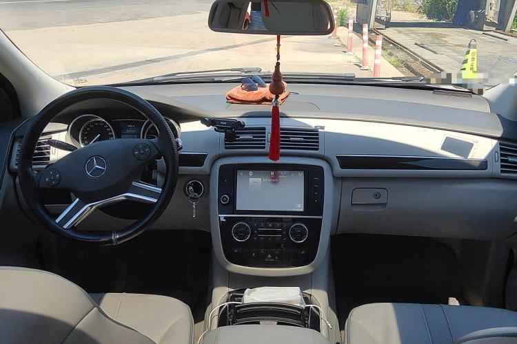 Used Mercedes-Benz R-Class 2017 R 320 4MATIC Business Edition Prestige Model Center Console