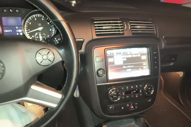 Used Mercedes-Benz R-Class 2017 R 320 4MATIC Business Edition Prestige Model Center Console
