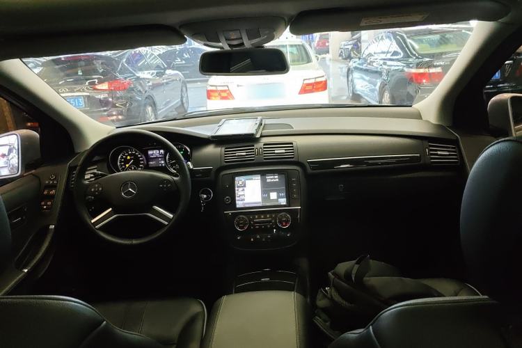 Used Mercedes-Benz R-Class 2017 R 320 4MATIC Business Edition Prestige Model Center Console