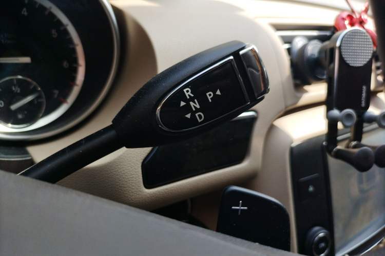 Used Mercedes-Benz R-Class 2017 R 320 4MATIC Business Edition Prestige Model Gear Lever