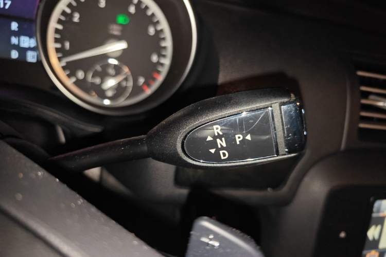 Used Mercedes-Benz R-Class 2017 R 320 4MATIC Business Edition Prestige Model Gear Lever