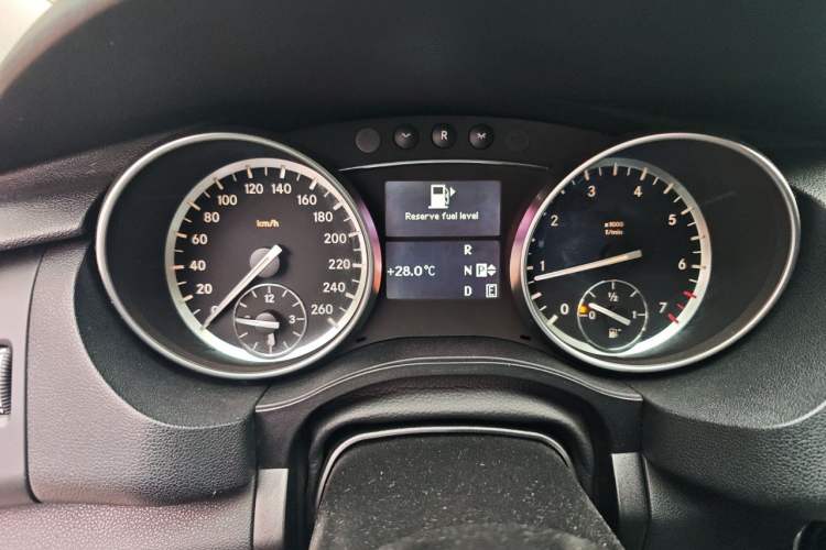 Used Mercedes-Benz R-Class 2017 R 320 4MATIC Business Edition Prestige Model Instrument Cluster