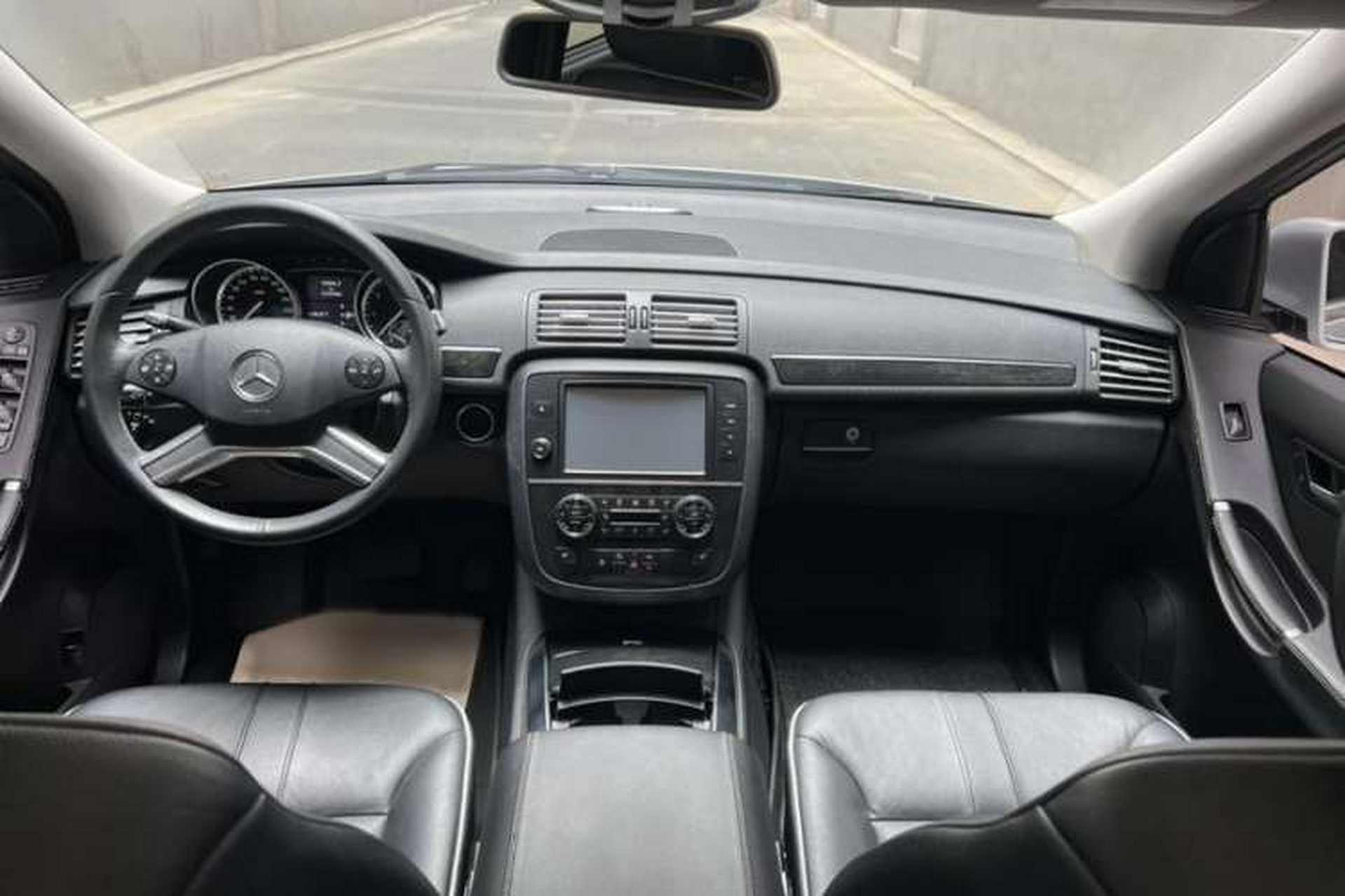 Used Mercedes-Benz R-Class 2017 R 320 4MATIC Business Edition Prestige Model Interior 1