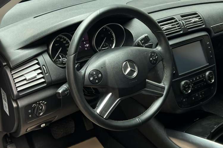 Used Mercedes-Benz R-Class 2017 R 320 4MATIC Business Edition Prestige Model Interior 2