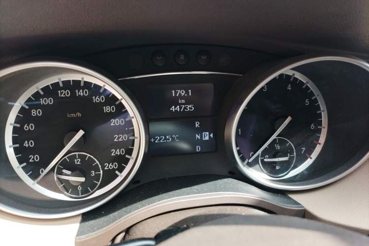 Used Mercedes-Benz R-Class 2017 R 320 4MATIC Business Edition Prestige Model Odometer Close Up