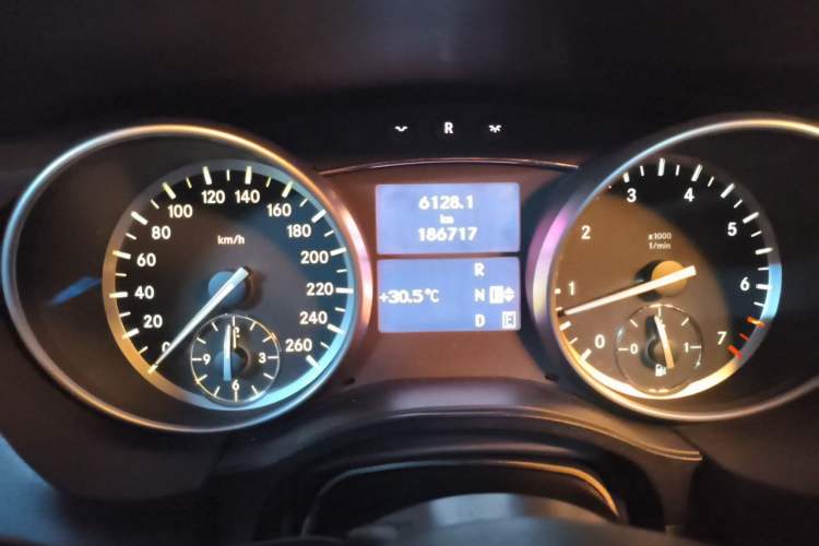 Used Mercedes-Benz R-Class 2017 R 320 4MATIC Business Edition Prestige Model Odometer Close Up
