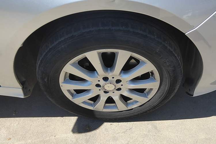 Used Mercedes-Benz R-Class 2017 R 320 4MATIC Business Edition Prestige Model Right Front Wheel Hub