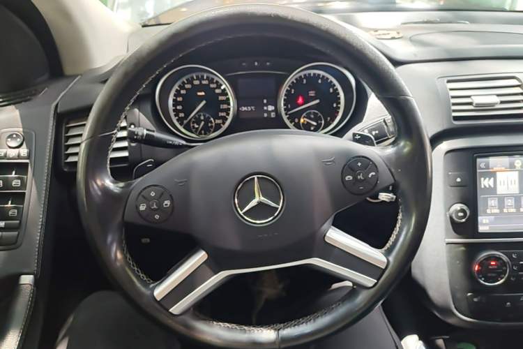 Used Mercedes-Benz R-Class 2017 R 320 4MATIC Business Edition Prestige Model Steering Wheel