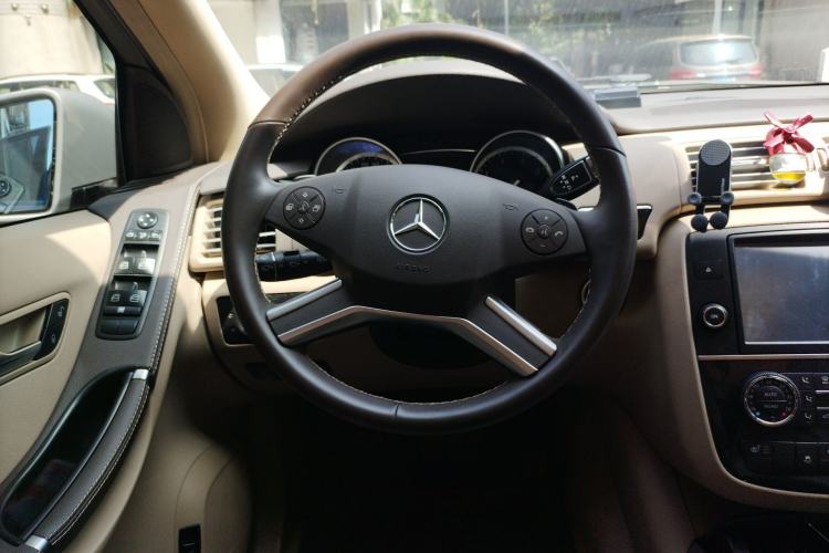 Used Mercedes-Benz R-Class 2017 R 320 4MATIC Business Edition Prestige Model Steering Wheel