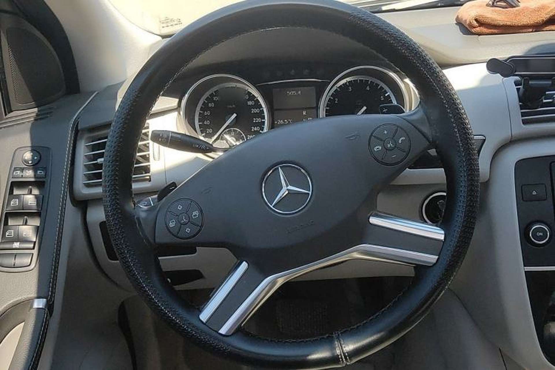 Used Mercedes-Benz R-Class 2017 R 320 4MATIC Business Edition Prestige Model Steering Wheel