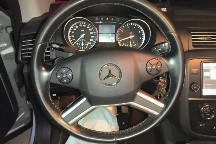 Used Mercedes-Benz R-Class 2017 R 320 4MATIC Business Edition Prestige Model Steering Wheel
