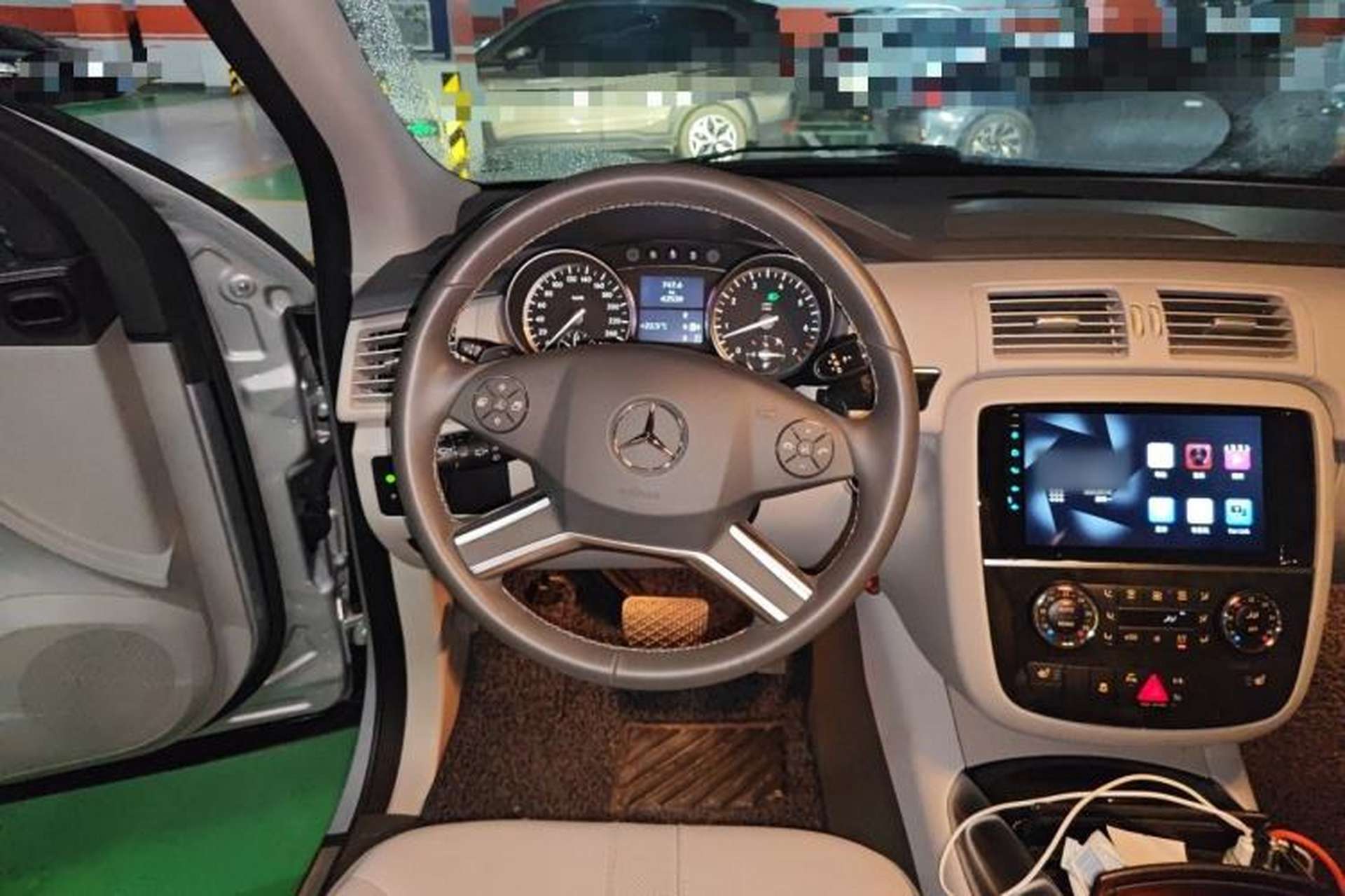 Used Mercedes-Benz R-Class 2017 R 320 4MATIC Business Edition Prestige Model Steering Wheel