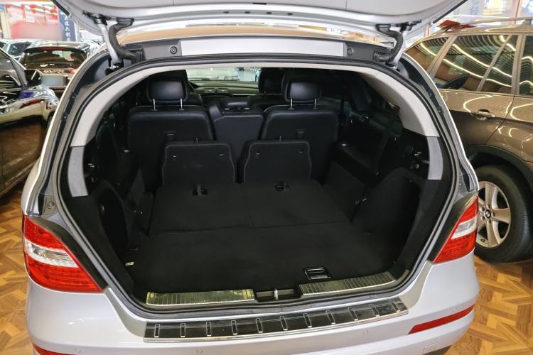 Used Mercedes-Benz R-Class 2017 R 320 4MATIC Business Edition Prestige Model Trunk