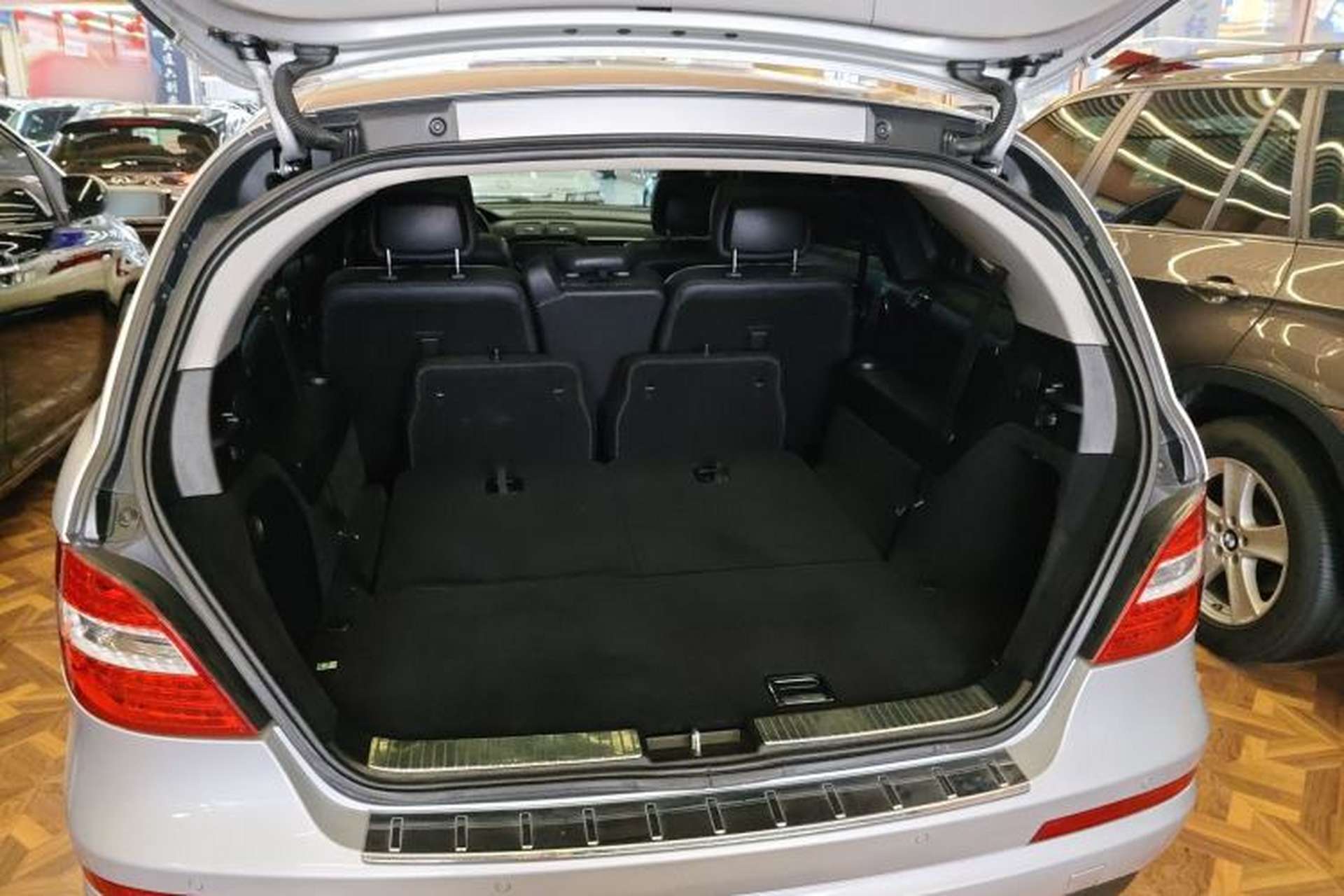Used Mercedes-Benz R-Class 2017 R 320 4MATIC Business Edition Prestige Model Trunk