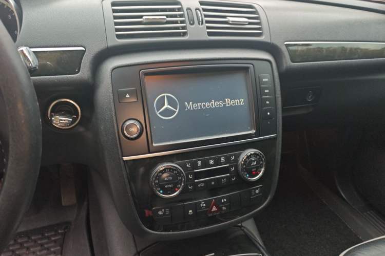 Used Mercedes-Benz R-Class 2017 R 320 4MATIC Business Edition Prestige Model Audio And AC Panel