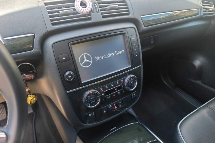 Used Mercedes-Benz R-Class 2017 R 320 4MATIC Business Edition Prestige Model Audio And AC Panel