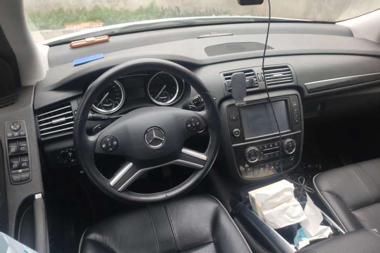 Used Mercedes-Benz R-Class 2017 R 320 4MATIC Business Edition Prestige Model Center Console