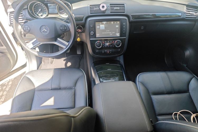 Used Mercedes-Benz R-Class 2017 R 320 4MATIC Business Edition Prestige Model Center Console