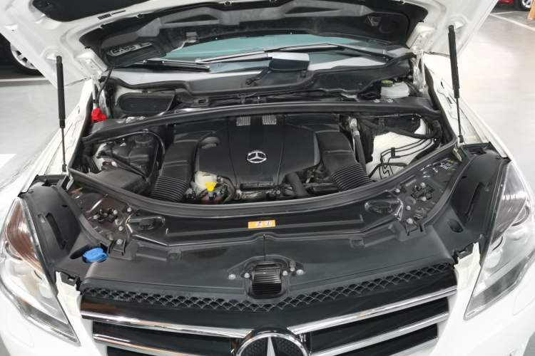 Used Mercedes-Benz R-Class 2017 R 320 4MATIC Business Edition Prestige Model Engine Bay