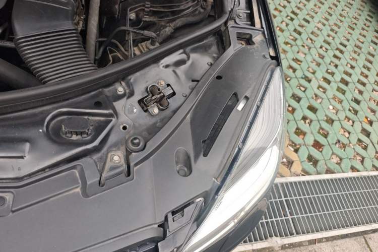 Used Mercedes-Benz R-Class 2017 R 320 4MATIC Business Edition Prestige Model Engine Bay Left