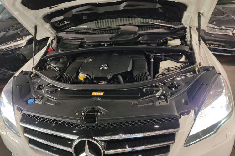 Used Mercedes-Benz R-Class 2017 R 320 4MATIC Business Edition Prestige Model Engine Bay